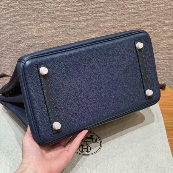 Classic Hermes Bag: A Stylish and Versatile Choice for Elegance - Picture 6 of 6